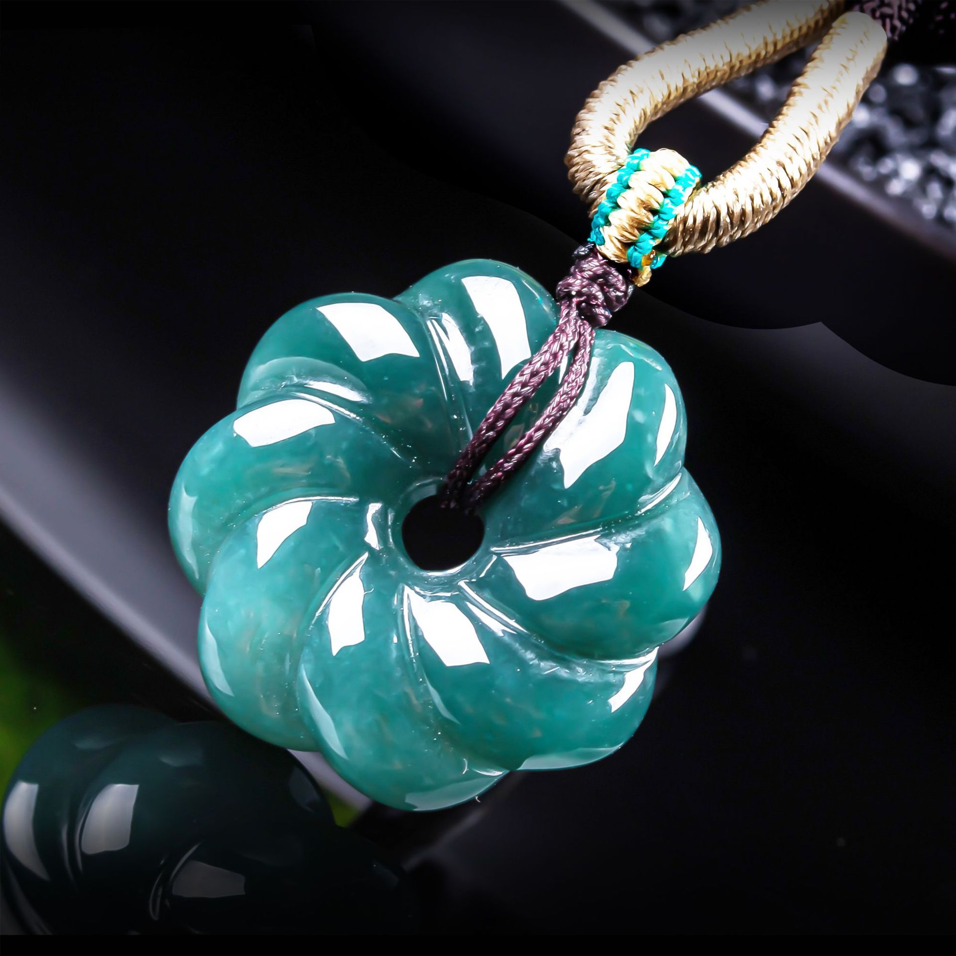 Natural Burmese Jadeite Flower - Necklaces 评论和价格
