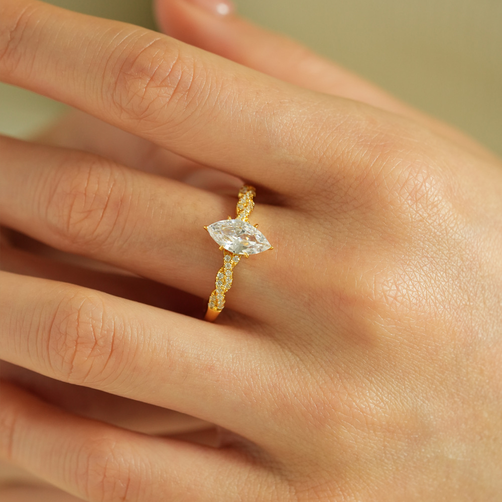 Lumira 100% 18K Gold Marquise  - Moissanite Engagement Ring 1 Carat 评论和价格