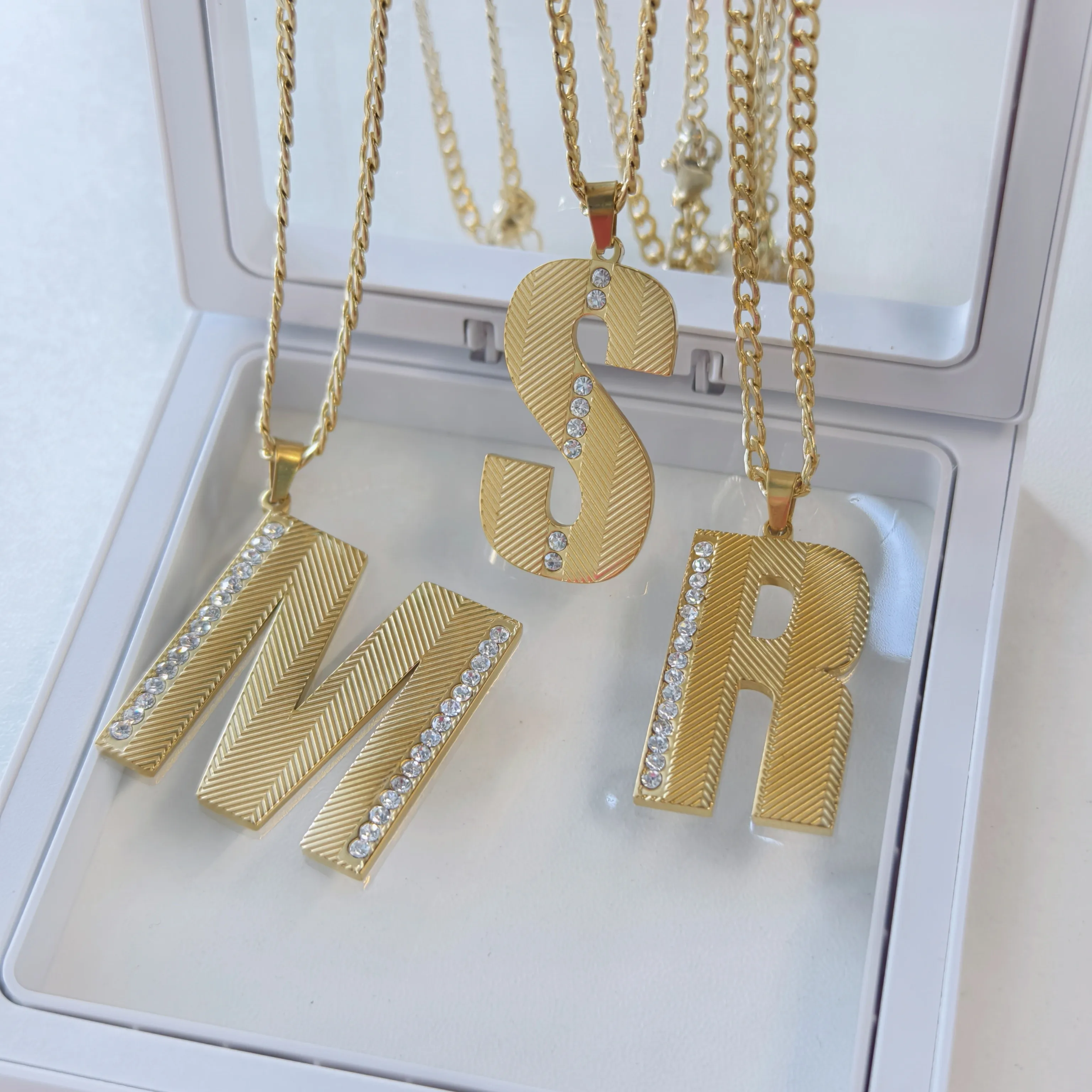 18K GOLD VERMEIL TEXTURE INITI - Initial Letter Necklace 18K Gold 评论和价格